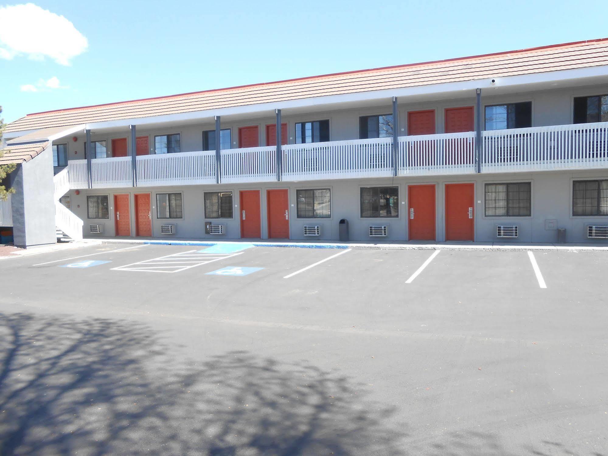Quality East I-40 Inn 2*