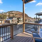 Flg Retreat - Modern Home With Mountain Views