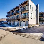 Flagstaff Townhome Near Downtown With Mountain Views