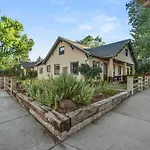 Stylish And Cozy Downtown 2 Bedroom Unit With Hot Tub