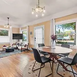 Stylish And Cozy Downtown 2 Bedroom Unit With Hot Tub