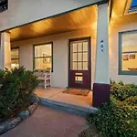 Stylish And Cozy Downtown 2 Bedroom Unit With Hot Tub