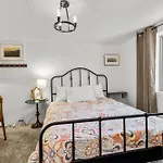 5 Minute Walking To Downtown, Nau, Coffee Shops, Shopping, Parks And More!