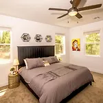 Chic Stylish 4 Bedroom Newly Built Town-Home Perfect Location