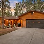 Pristine Cabin On Wooded Lot. Fantastic Location Pool Table