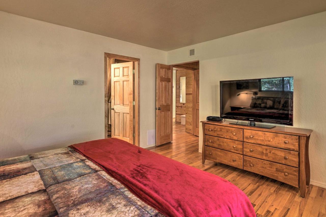 With On-site Trails, 3 Mi To Dtwn! Holiday home