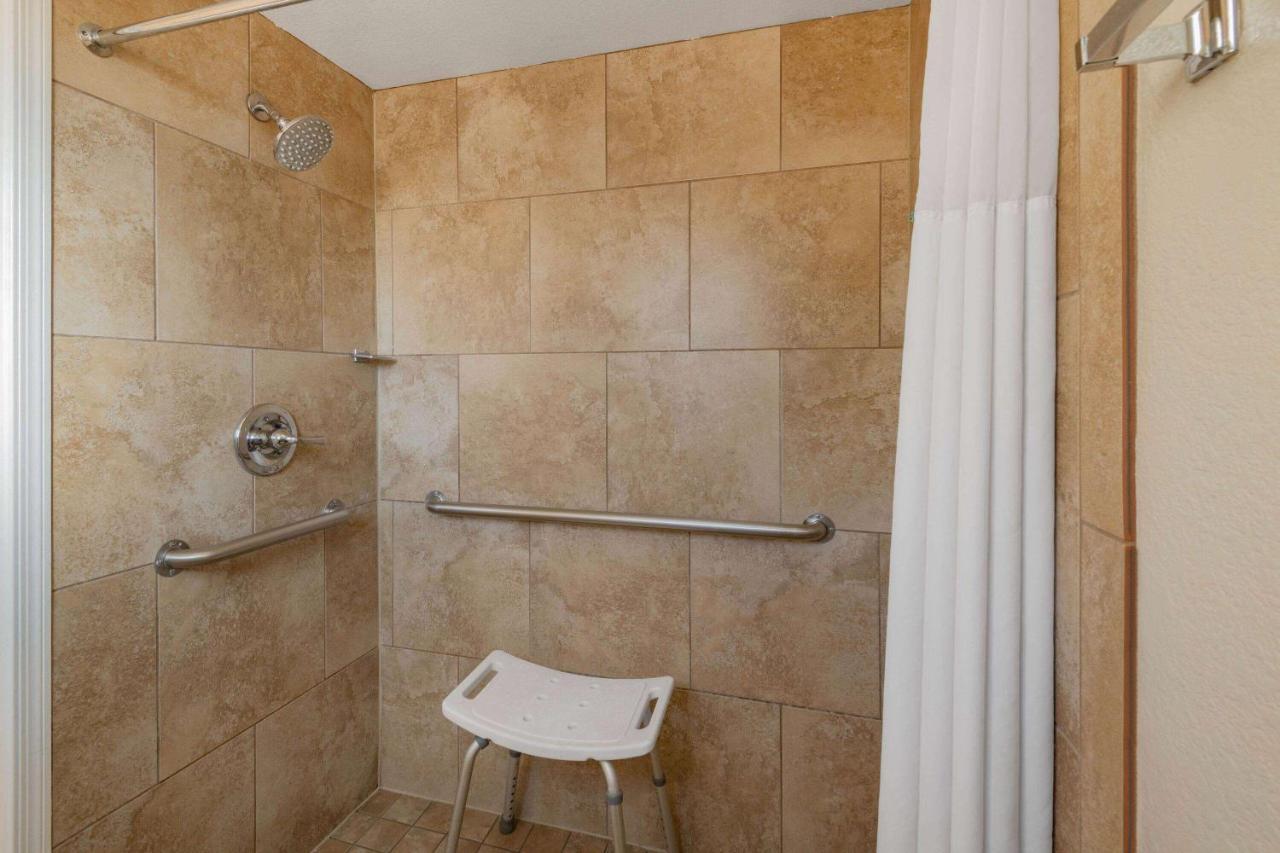 Howard Johnson By Wyndham Hotel