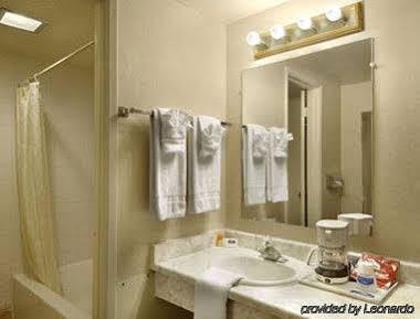 Howard Johnson By Wyndham