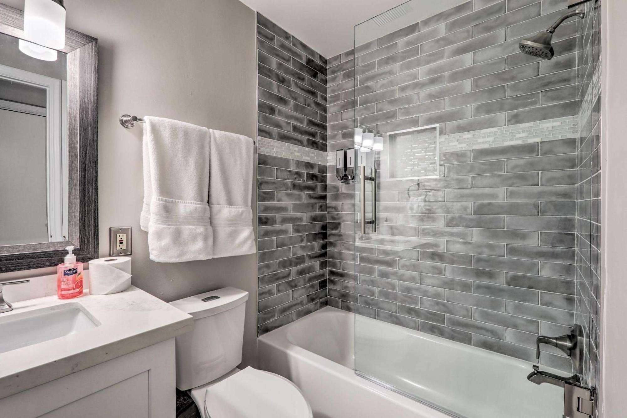 Vacation Rental, 3 Mi To Downtown! *
