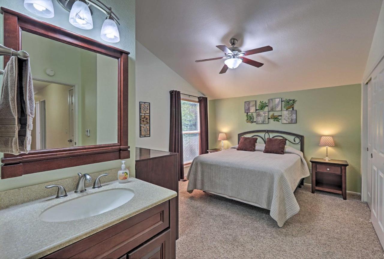 Holiday home Townhome With Deck Easy Access Downtown!