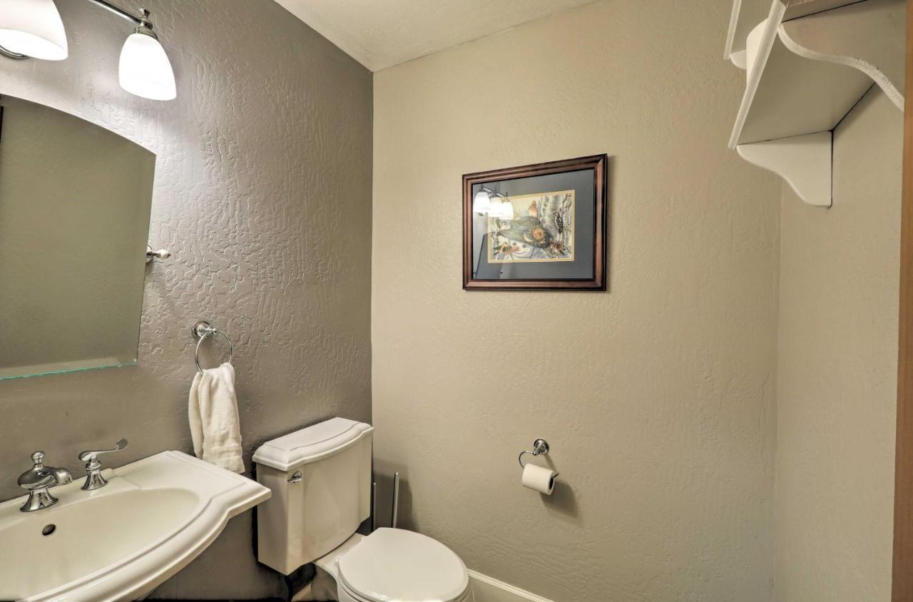 Mountain Oasis With Hot Tub 2 Mi To Dtwn! Holiday home Flagstaff