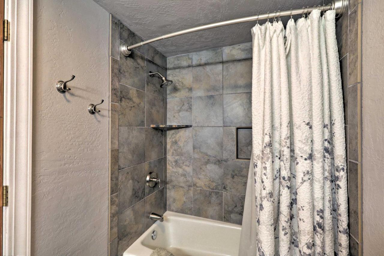Holiday home Mountain Oasis With Hot Tub 2 Mi To Dtwn! *