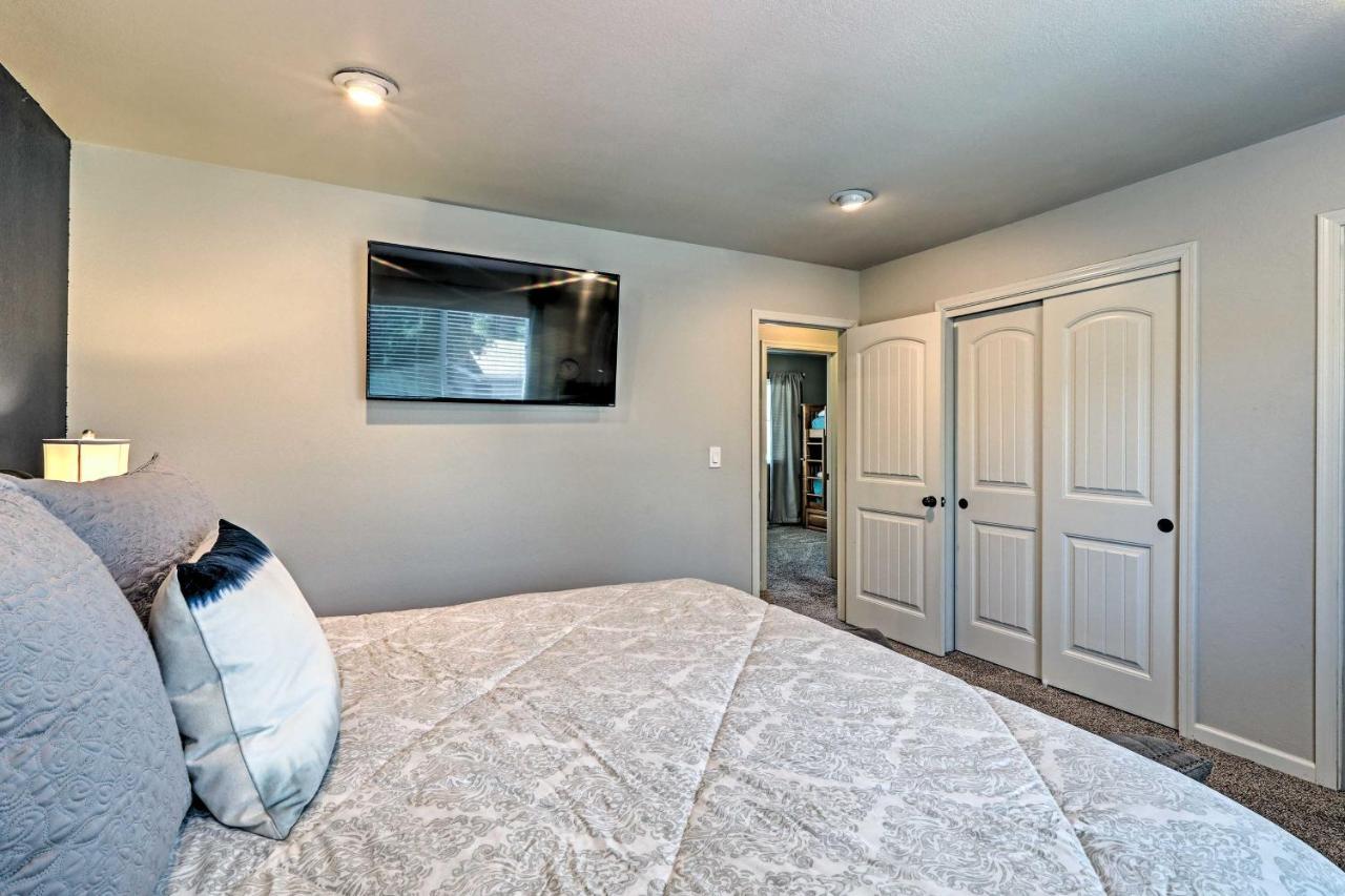 With Mountain View Mins To Downtown And Snowbowl Holiday home