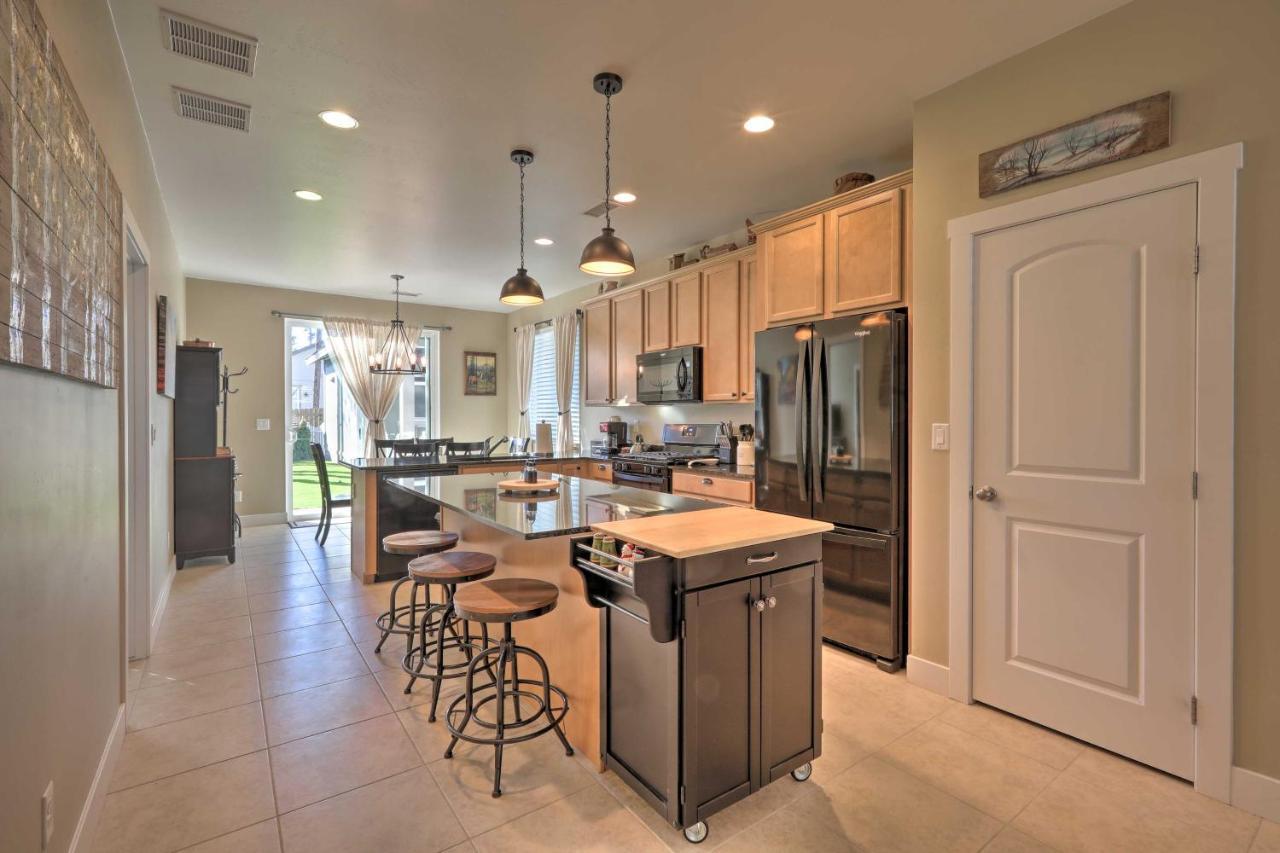 Family Hideaway With Guest House!