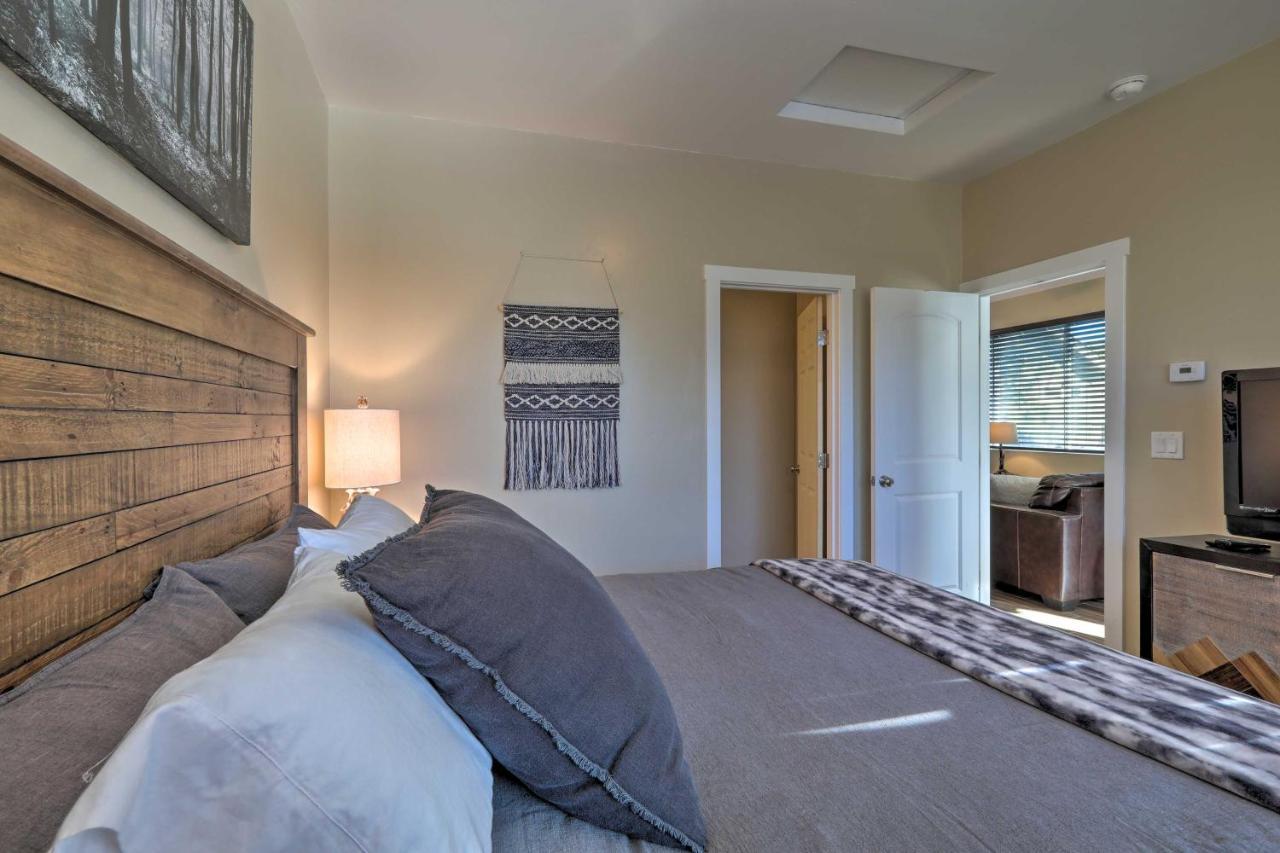 Family Hideaway With Guest House!