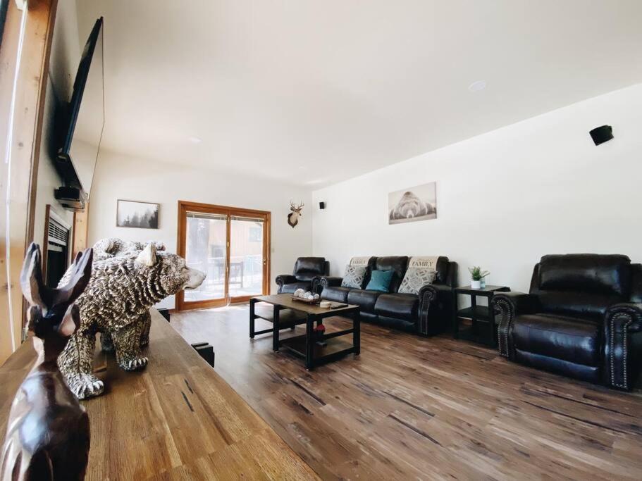 Kathys Cabin, King Bed, Hot Tub, Near-nau & Downtown Attractions, Perfect Year-round Mountain Getaway
