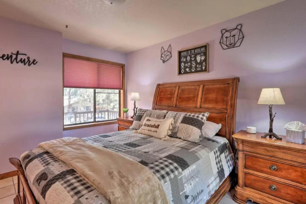 Kathys Cabin, King Bed, Hot Tub, Near-nau & Downtown Attractions, Perfect Year-round Mountain Getaway Flagstaff