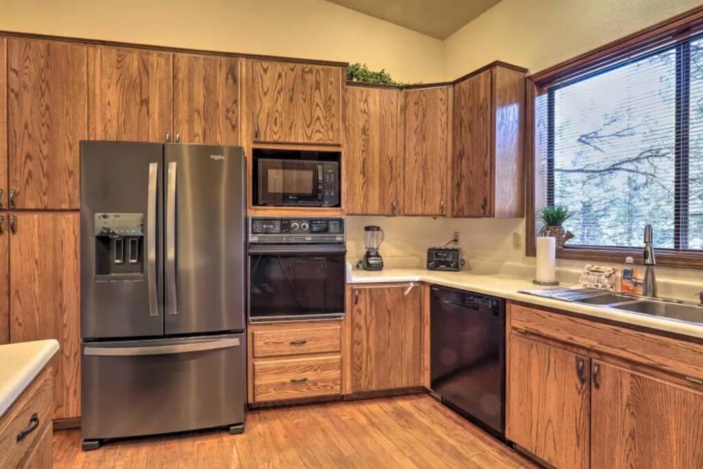 Kathys Cabin, King Bed, Hot Tub, Near-nau & Downtown Attractions, Perfect Year-round Mountain Getaway *