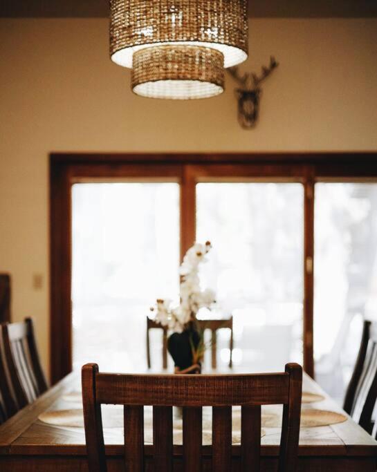 Kathys Cabin, King Bed, Hot Tub, Near-nau & Downtown Attractions, Perfect Year-round Mountain Getaway