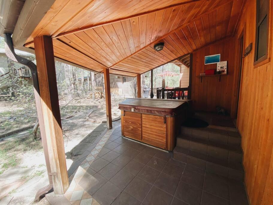 Kathys Cabin, King Bed, Hot Tub, Near-nau & Downtown Attractions, Perfect Year-round Mountain Getaway
