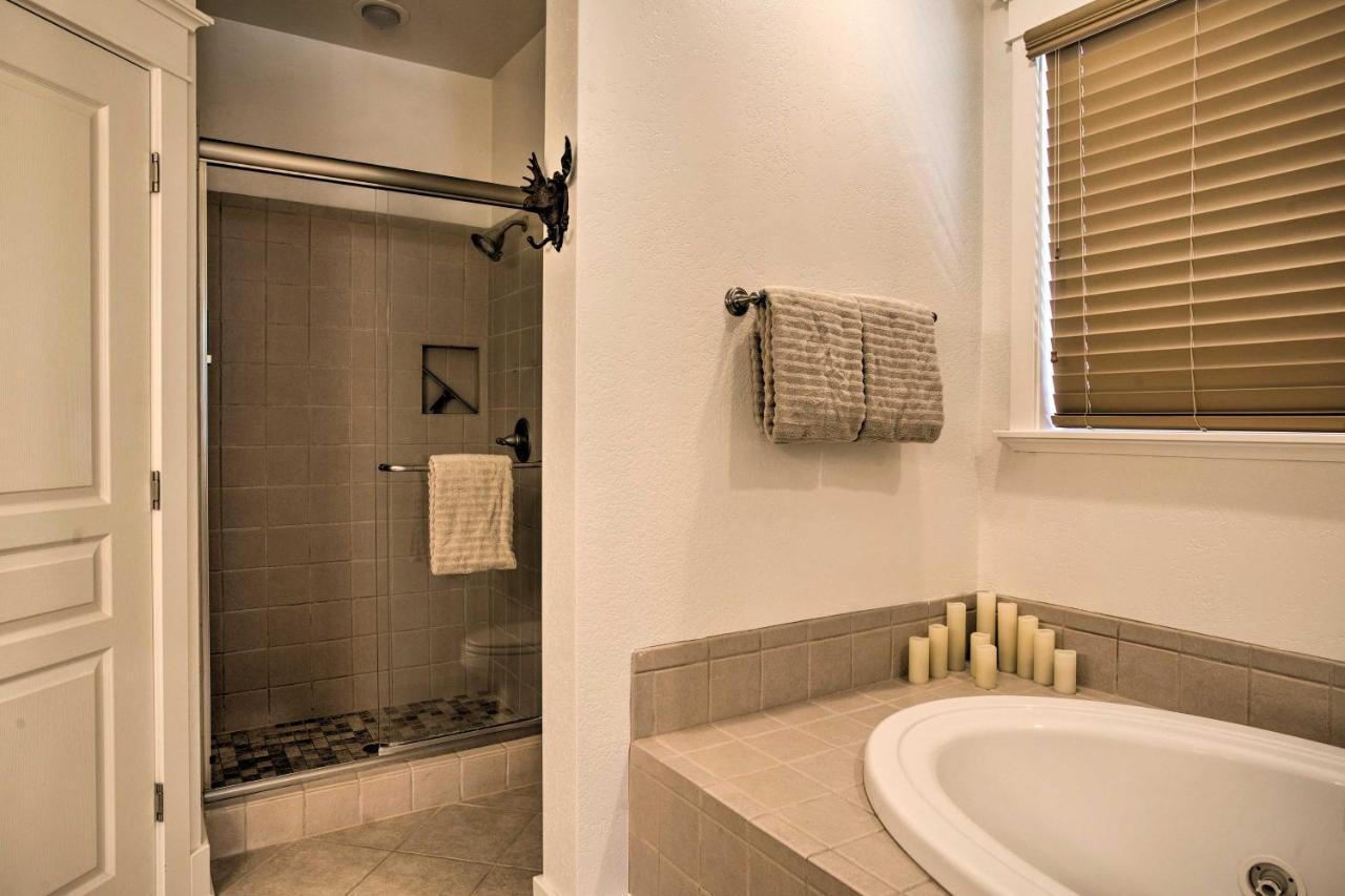 Hideaway Private Hot Tub, 4 Mi To Dtwn! Holiday home