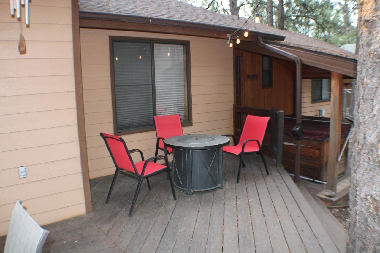 Kathys Cabin, King Bed, Hot Tub, Near-nau & Downtown Attractions, Perfect Year-round Mountain Getaway Holiday home