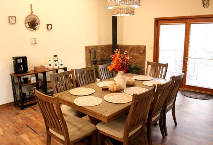 Kathys Cabin, King Bed, Hot Tub, Near-nau & Downtown Attractions, Perfect Year-round Mountain Getaway Flagstaff