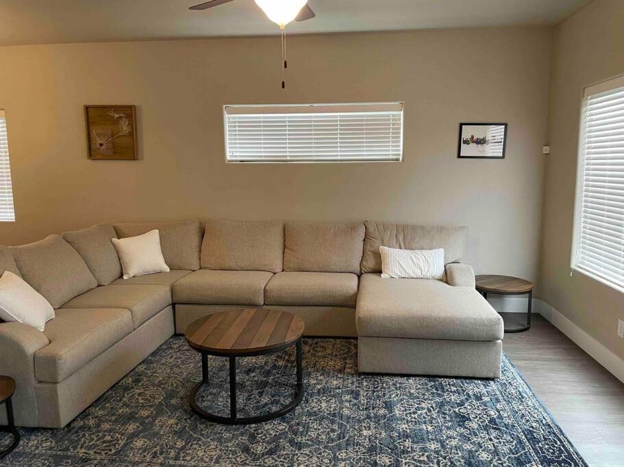 Family Friendly 4-bdrm 3.5 Bath W Guest Holiday home