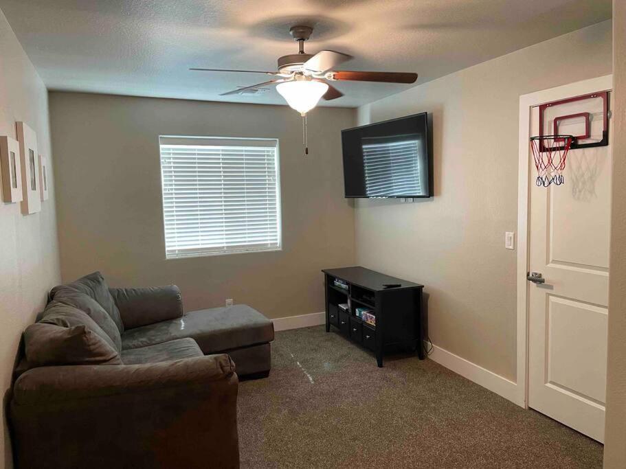 Holiday home Family Friendly 4-bdrm 3.5 Bath W Guest