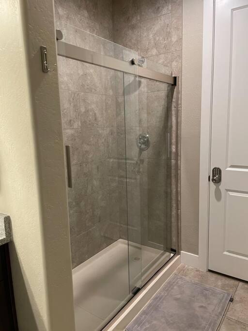 Family Friendly 4-bdrm 3.5 Bath W Guest Holiday home