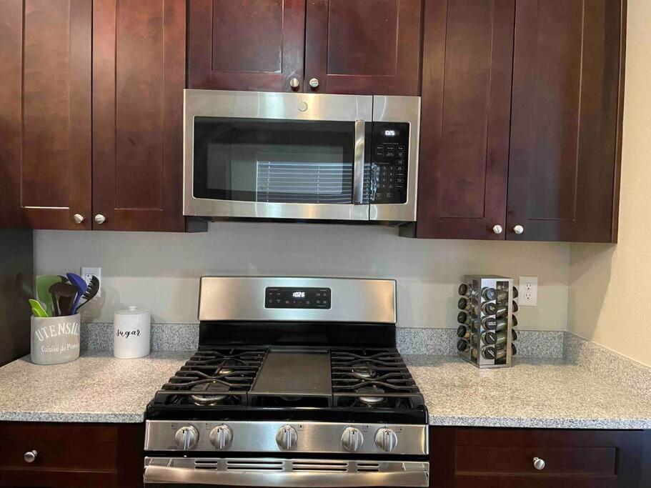 Family Friendly 4-bdrm 3.5 Bath W Guest