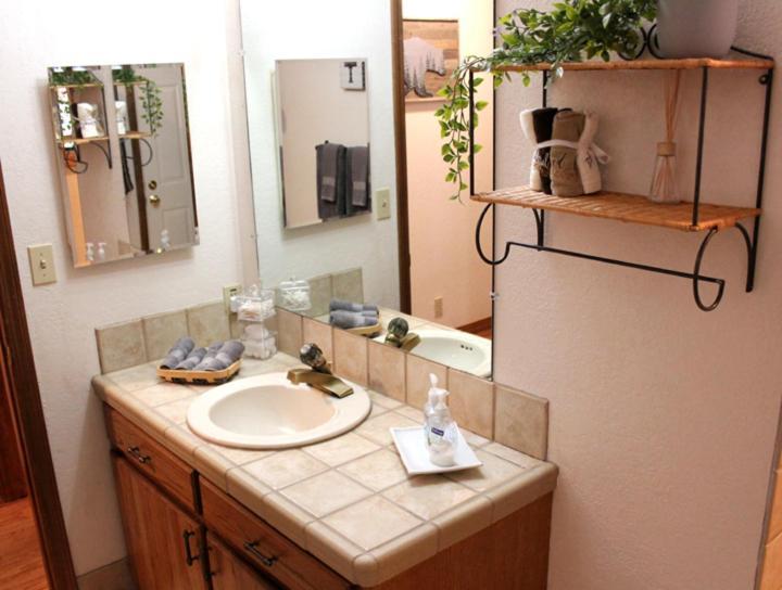 Holiday home Kathys Cabin, King Bed, Hot Tub, Near-nau & Downtown Attractions, Perfect Year-round Mountain Getaway