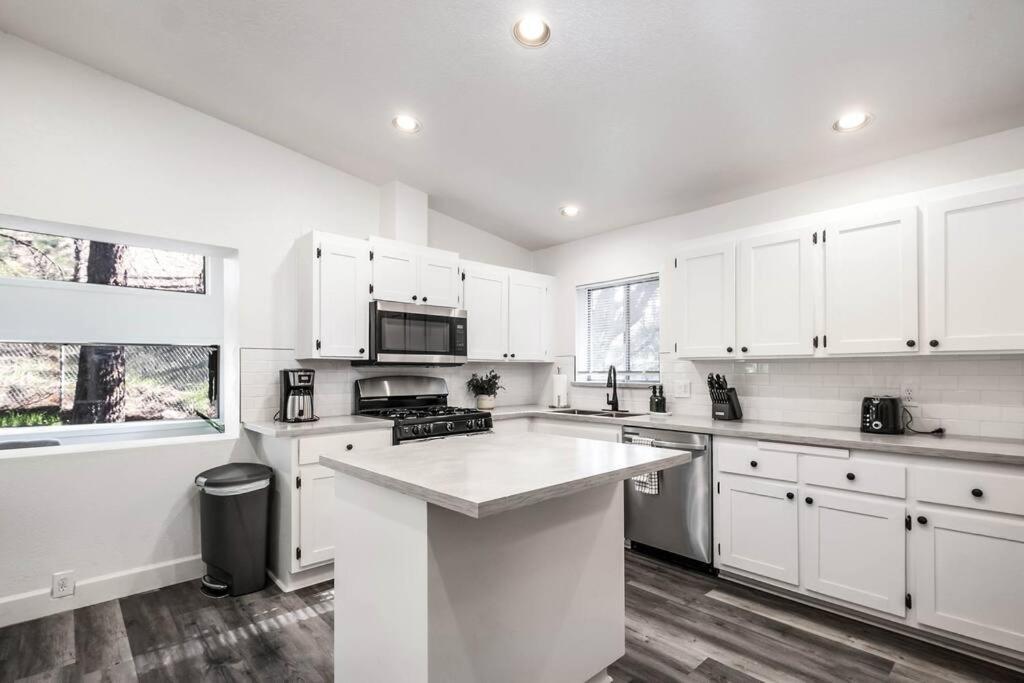 Holiday home Modern Boho - Hot Tub - 9 Min To Downtown