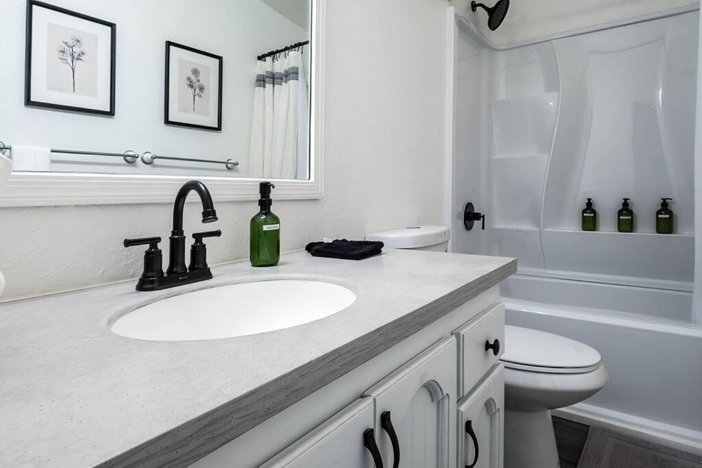 Modern Boho - Hot Tub - 9 Min To Downtown Holiday home *