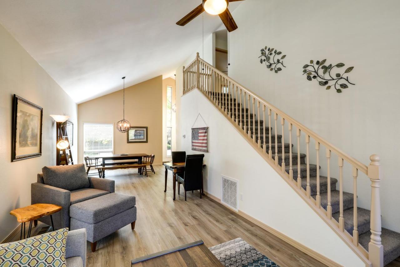 Townhome With Deck About 6 Mi To Downtown! Holiday home
