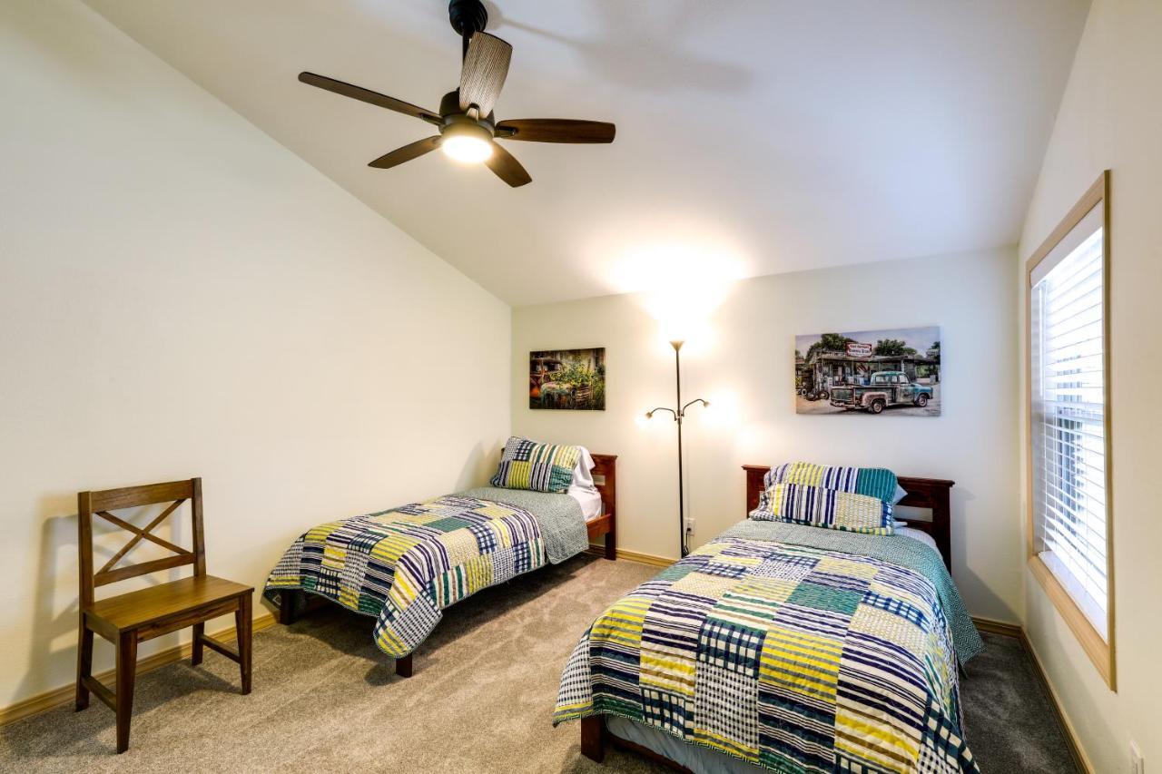 Holiday home Townhome With Deck About 6 Mi To Downtown!