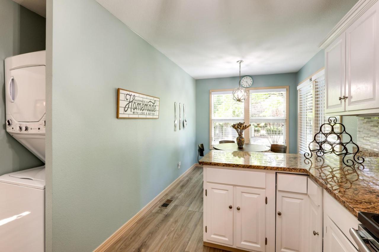 Townhome With Deck About 6 Mi To Downtown! Holiday home