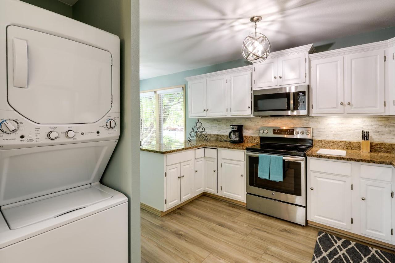 Townhome With Deck About 6 Mi To Downtown! *