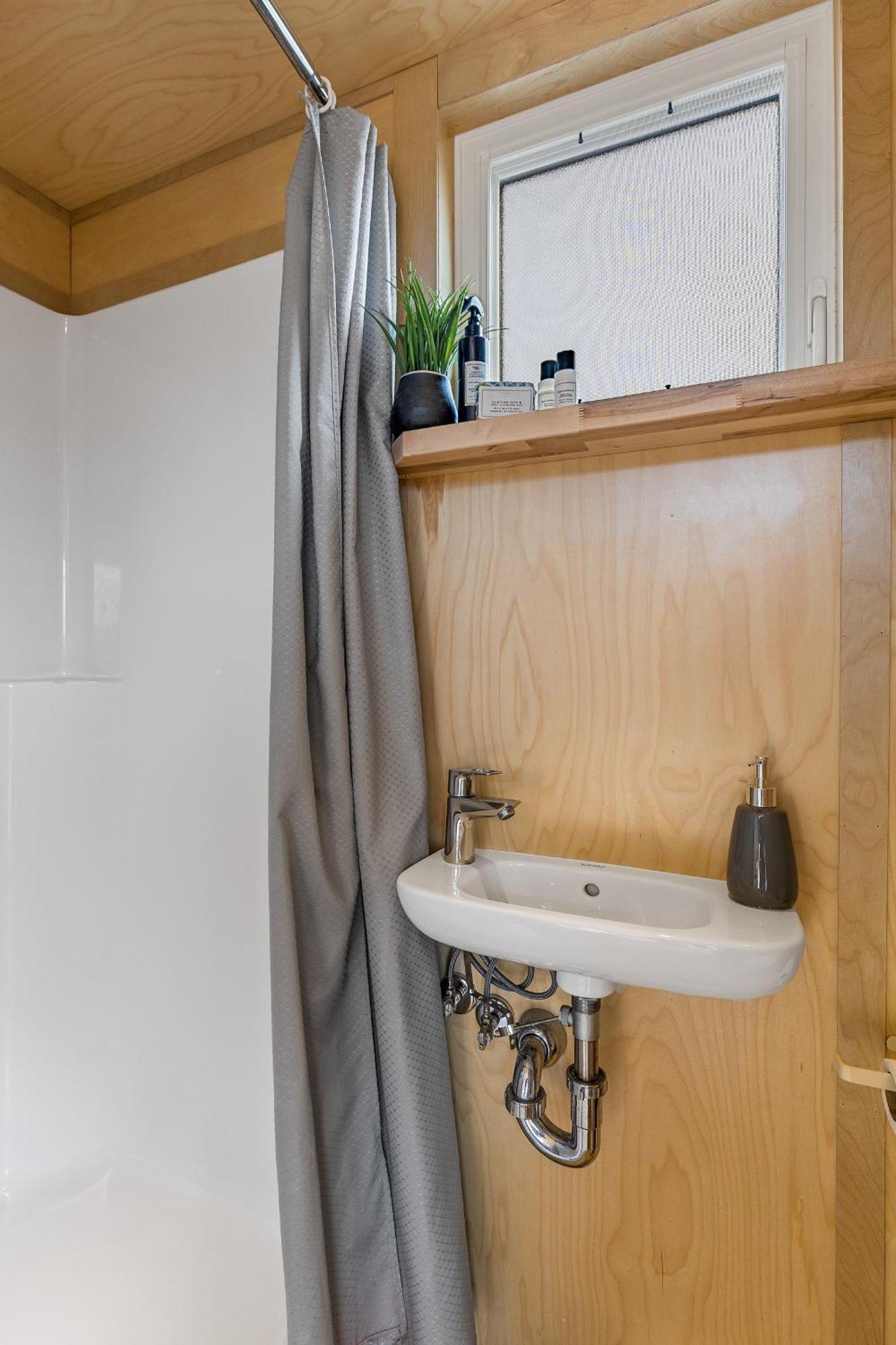 Tiny Near Grand Canyon Sleeps 5, Epic Views! Holiday home