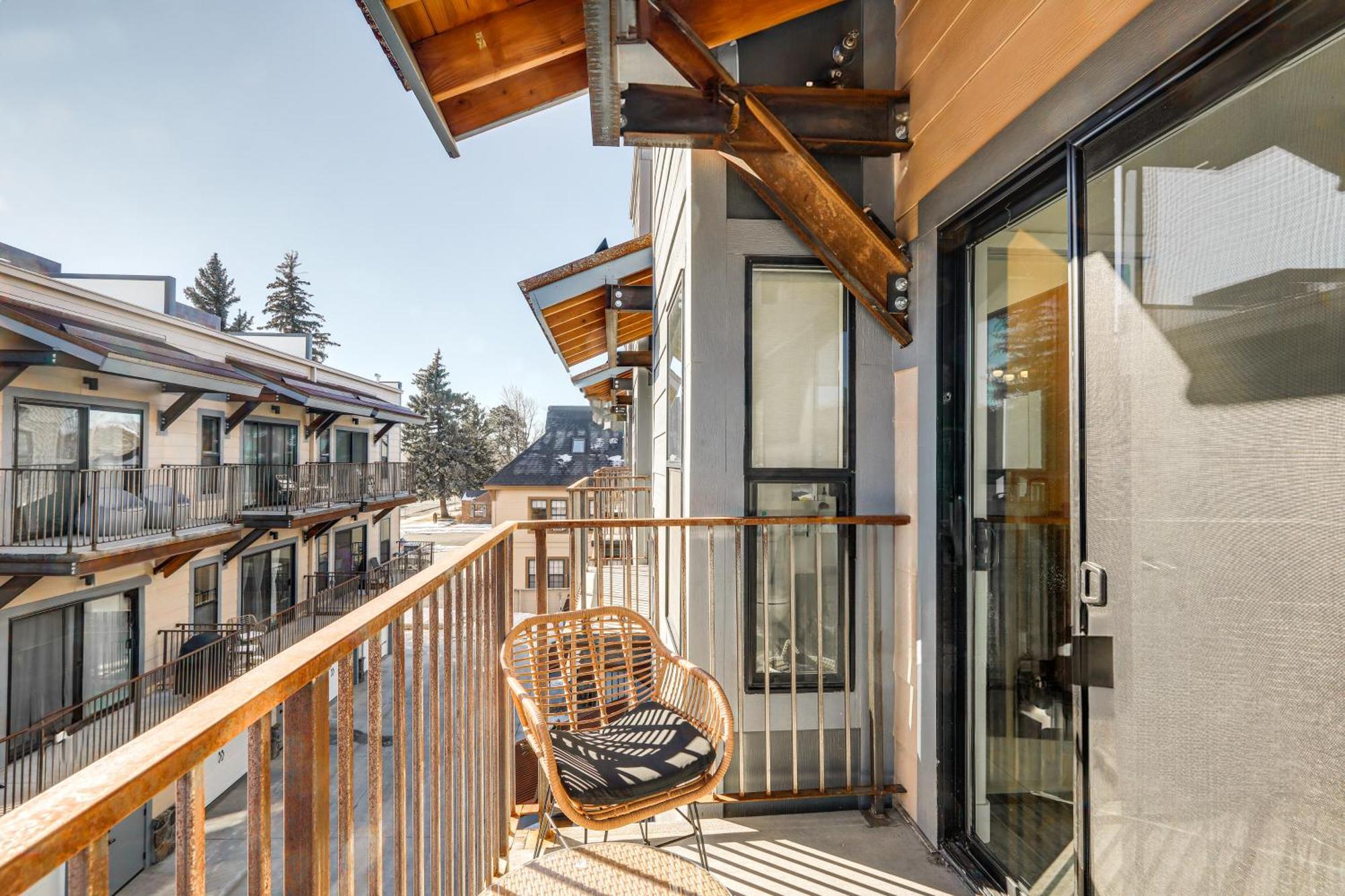 Townhome Near Downtown With Mountain Views *