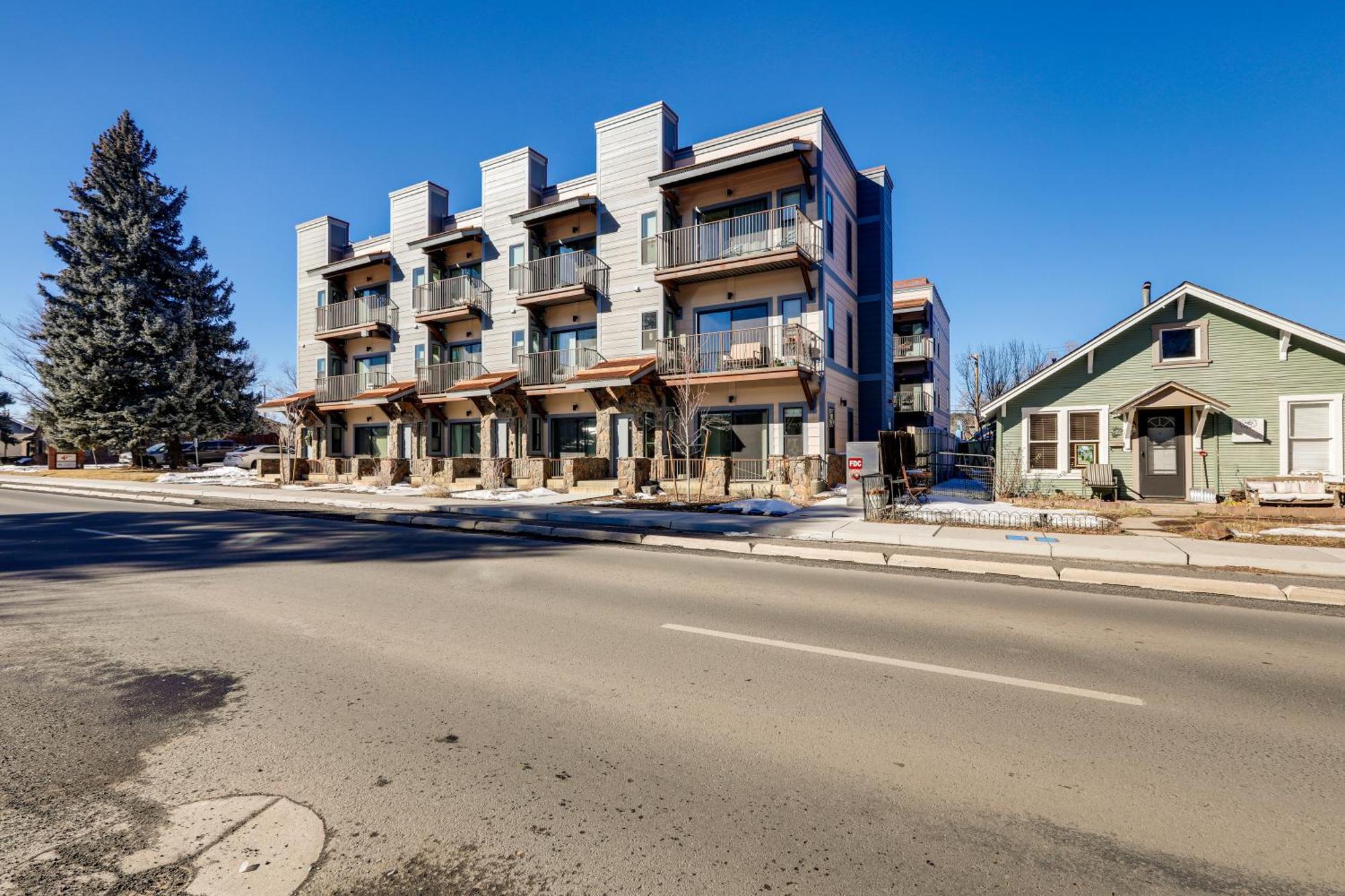 Townhome Near Downtown With Mountain Views