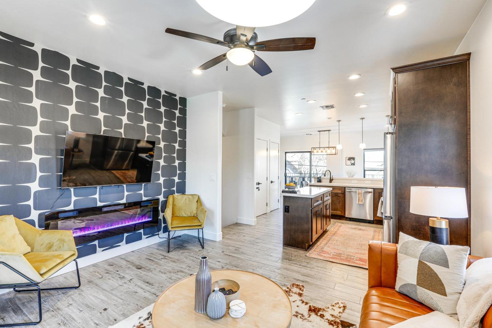 Townhome Near Downtown With Mountain Views