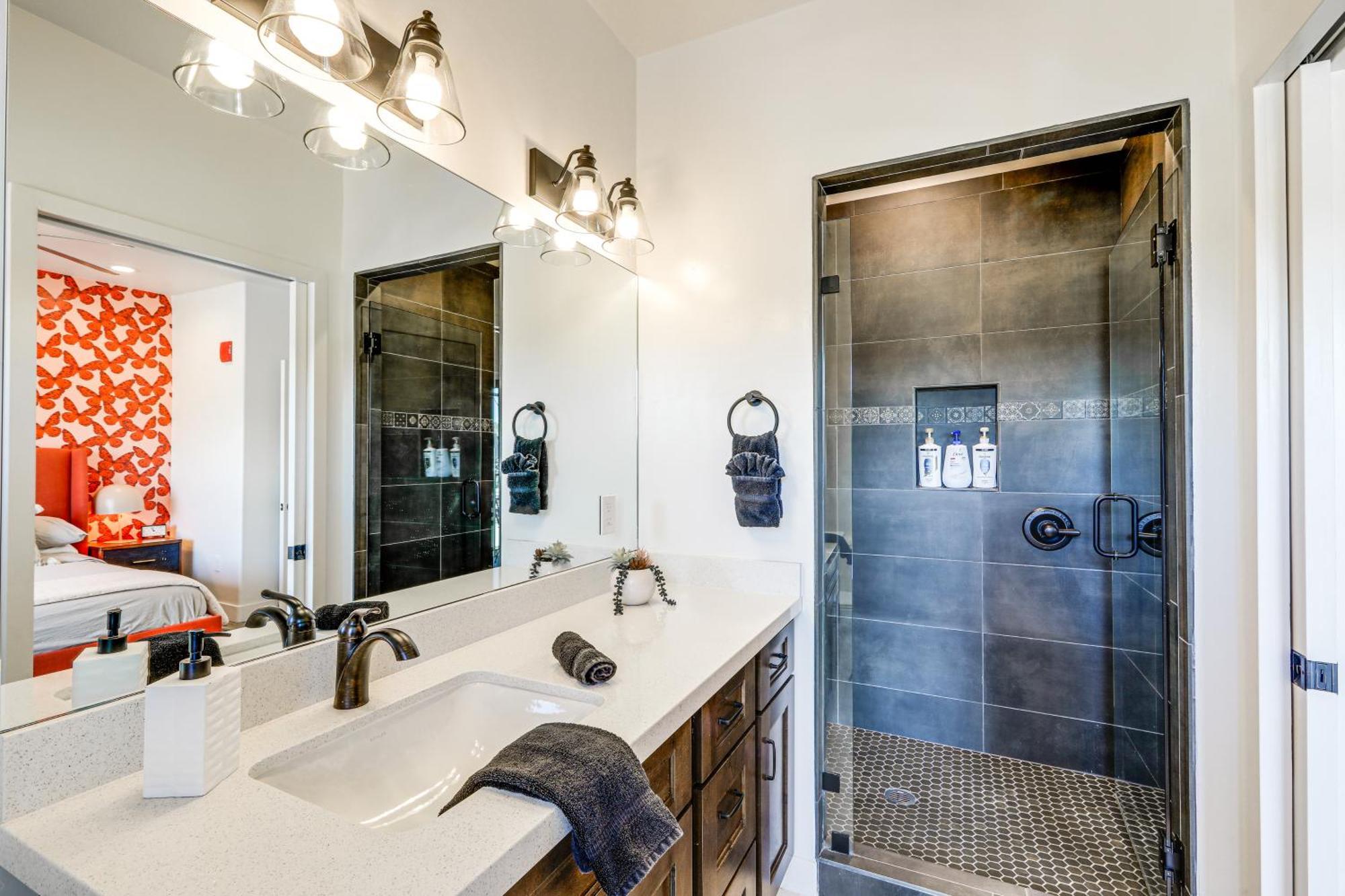 Townhome Near Downtown With Mountain Views *