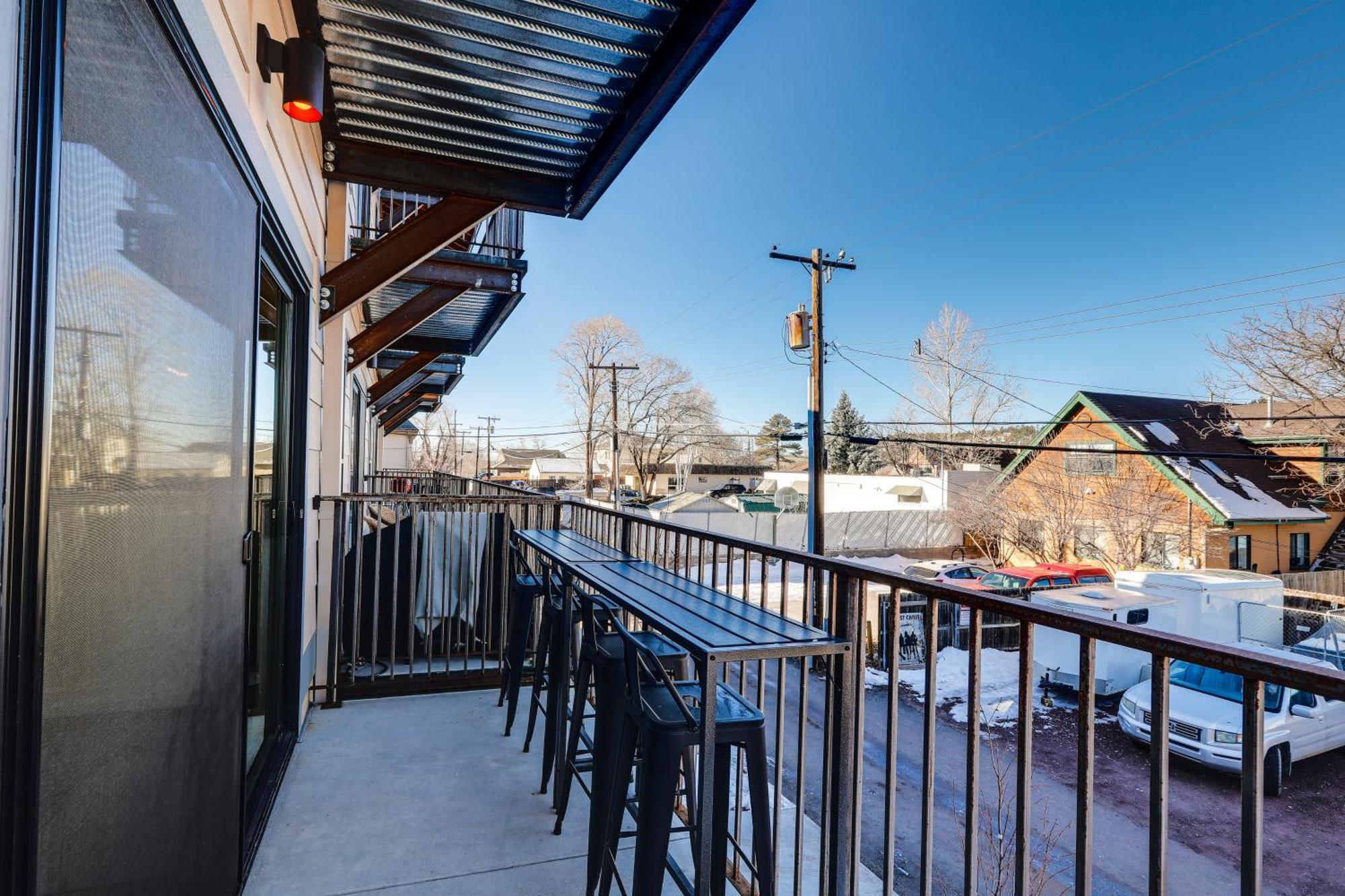 Townhome Near Downtown With Mountain Views
