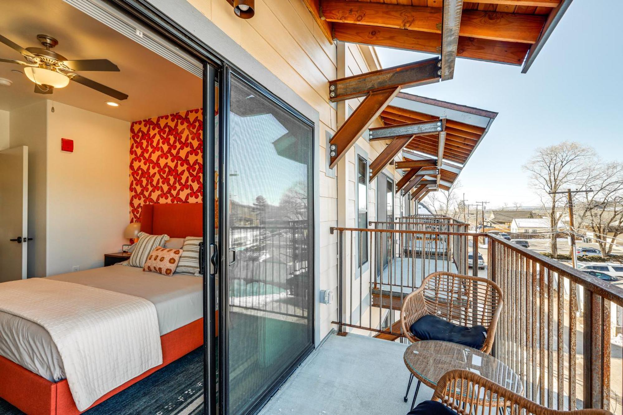 Townhome Near Downtown With Mountain Views Holiday home