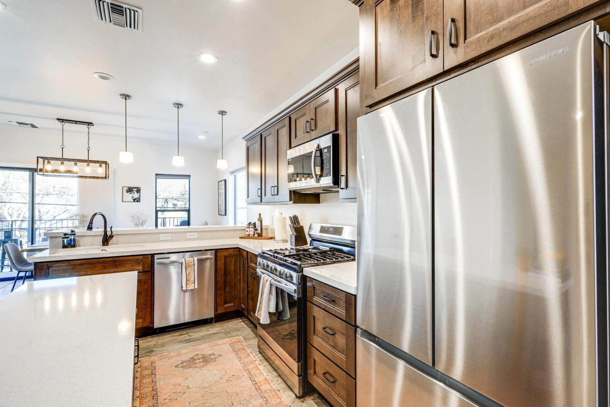 Townhome Near Downtown With Mountain Views *