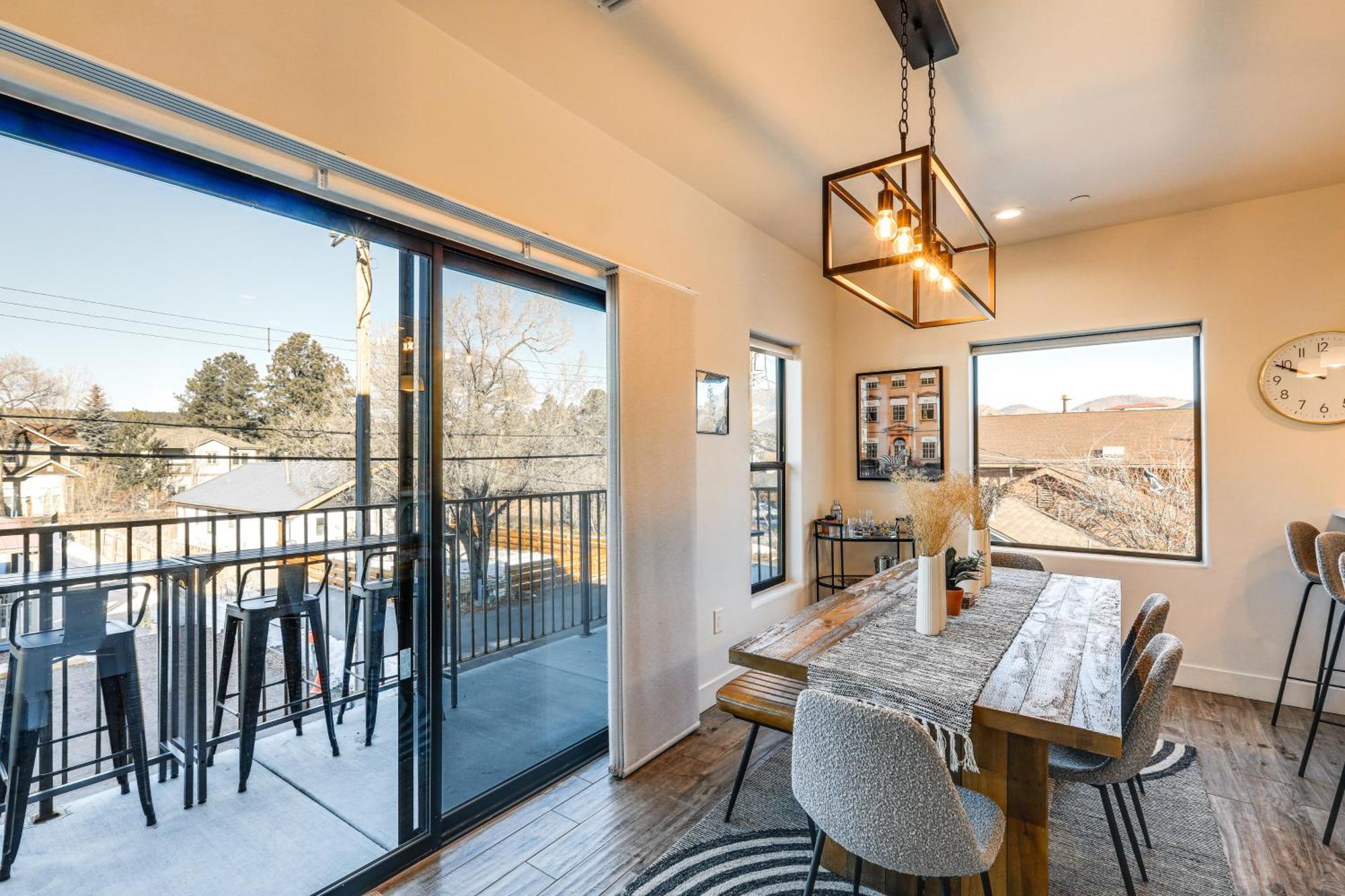 Townhome Near Downtown With Mountain Views
