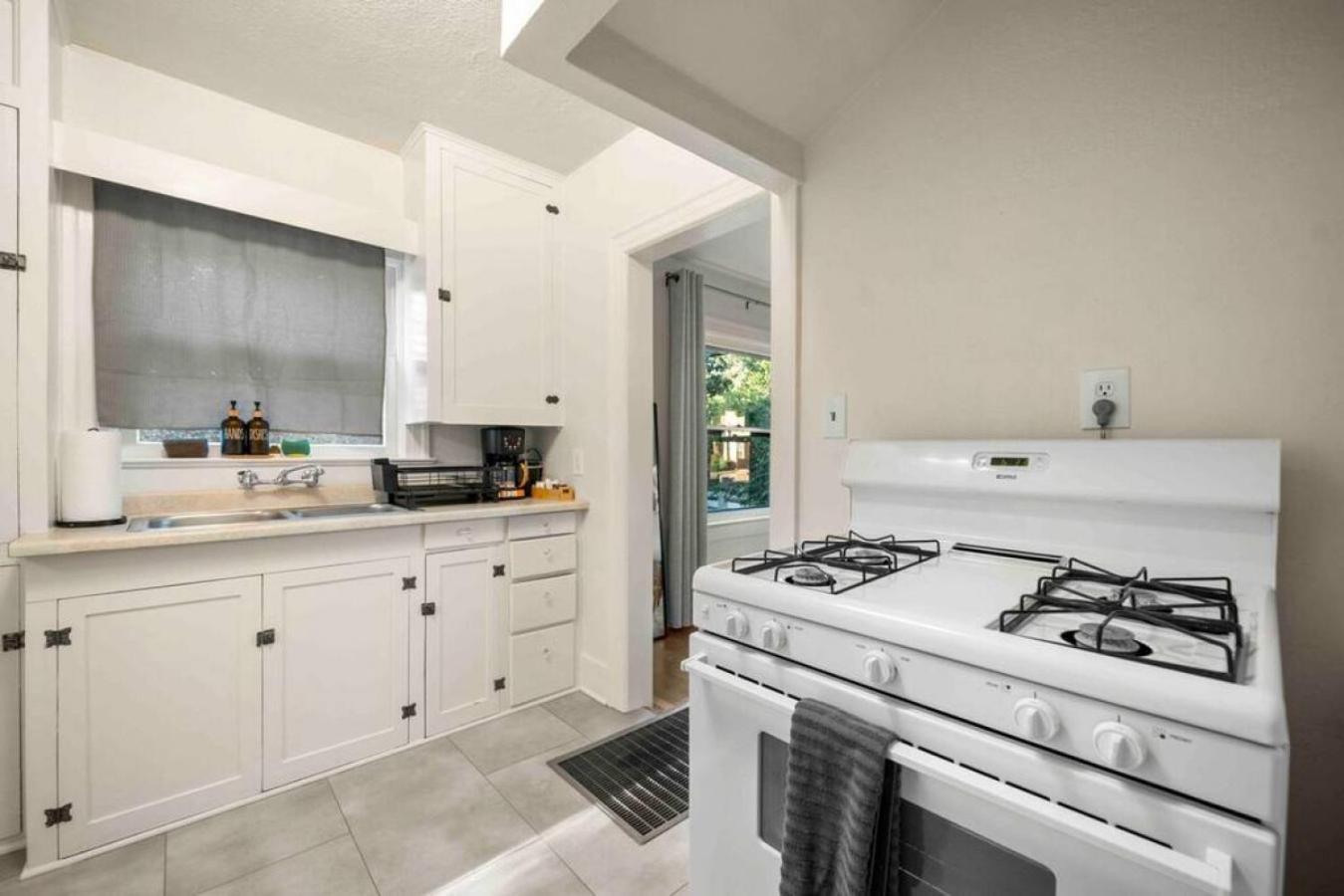 Desert Modern Downtown Unit With Hot Tub *
