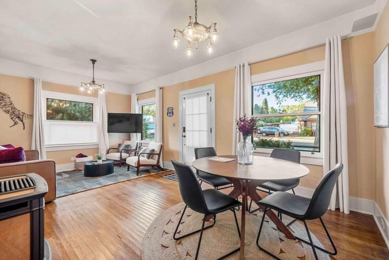 Stylish And Cozy Downtown 2 Bedroom Unit With Hot Tub