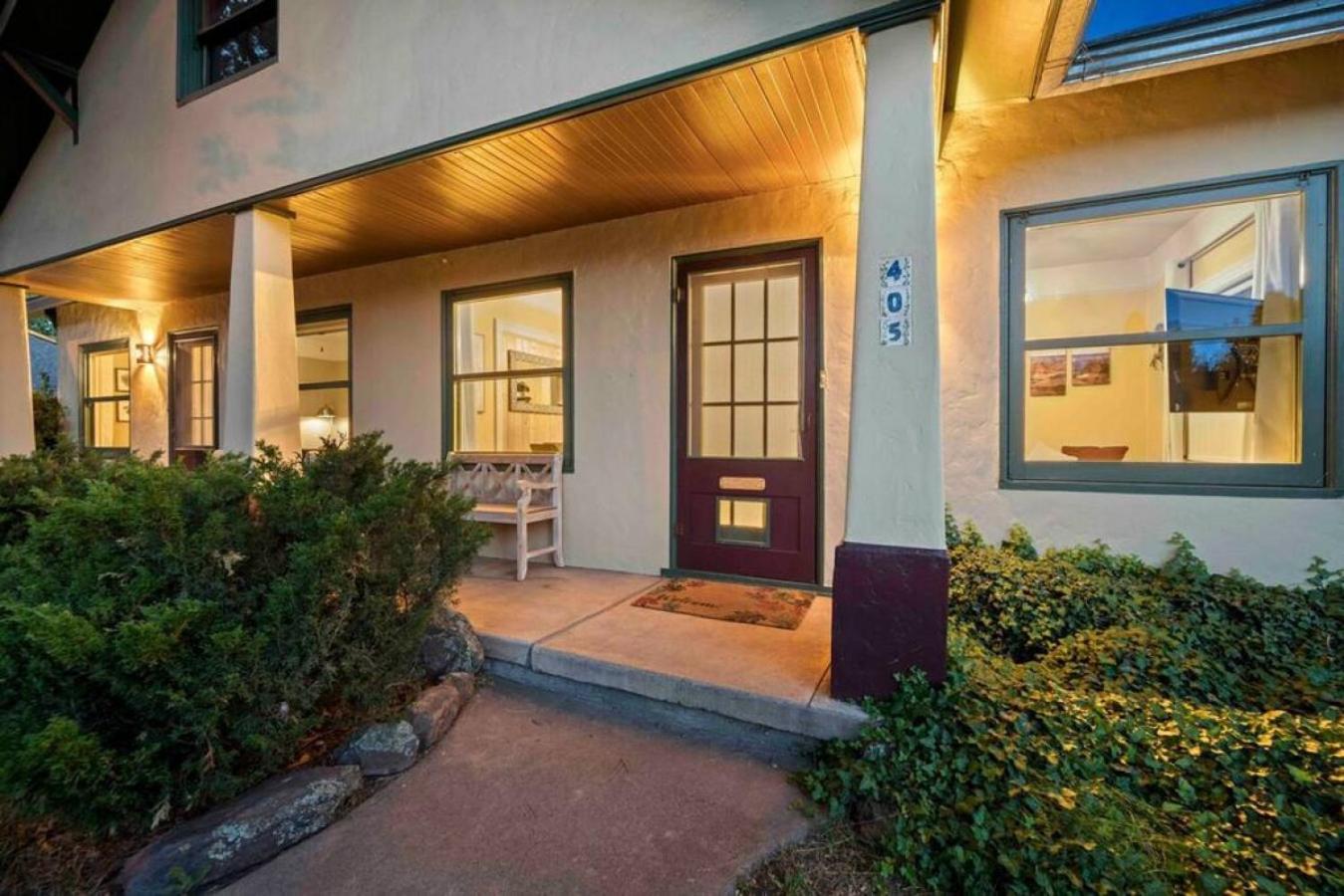 Holiday home Stylish And Cozy Downtown 2 Bedroom Unit With Hot Tub